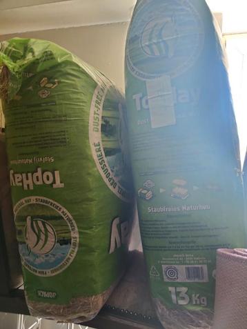 2 zakken hooi 10€  beschikbaar voor biedingen