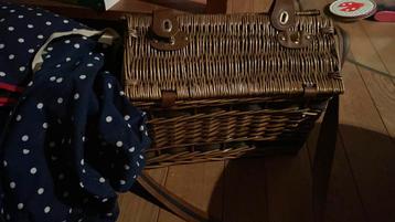 Picknickmand  met 2 dekens beschikbaar voor biedingen