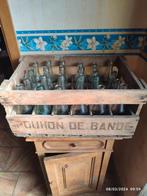 POUHON DE BANDE . Vieux cassier en bois et 24 bouteilles., Ustensile, Enlèvement, Utilisé