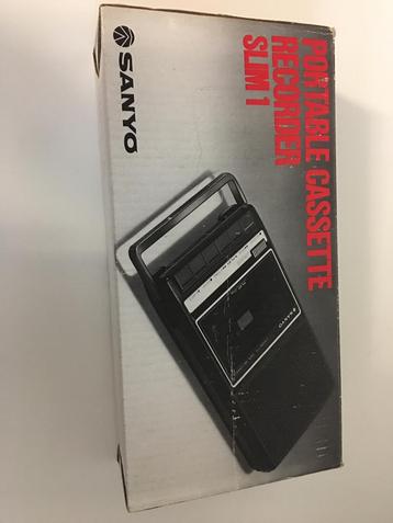 Vintage draagbare cassetterecorder  beschikbaar voor biedingen