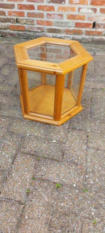 6 hoekig mooi vitrine kastje 35cm hoogx43 cm rond beschikbaar voor biedingen