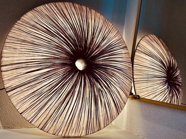 Aqua Creations Stand By wandlamp taupe Purple Rain 90 cm, Huis en Inrichting, Lampen | Wandlampen, Gebruikt, Metaal, Stof, Overige materialen