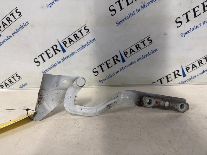 Motorkap Scharnier van een Mercedes Vito, Auto-onderdelen, Overige Auto-onderdelen, Mercedes-Benz, Gebruikt, 3 maanden garantie