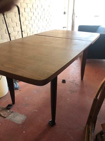 Retro tafel te koop beschikbaar voor biedingen