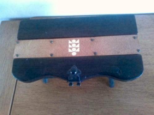 Klein koffertje op 4 pootjes (juwelen kistje )
Massief hout., Huis en Inrichting, Woonaccessoires | Kisten, Zo goed als nieuw