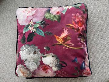 Sierkussen 45x45cm donkerroze bloemen  beschikbaar voor biedingen