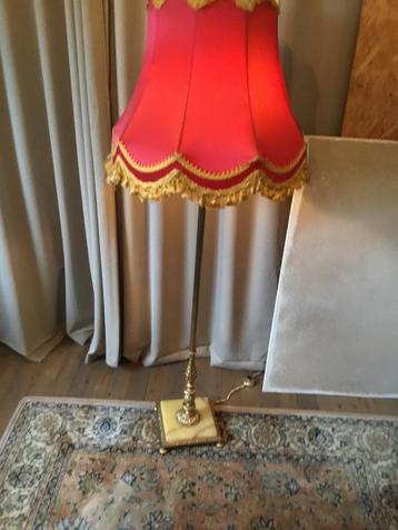 Een staande lamp van onyx en messing. beschikbaar voor biedingen