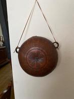 Historische waterkruik gemaakt uit gedroogde kalebas, Ophalen