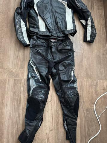 2 delig lederen motorpak met schoenen en handschoenen beschikbaar voor biedingen