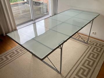 Eetkamertafel beschikbaar voor biedingen