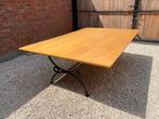 Grote tafel met zwart smeedijzeren onderstel, Antiek en Kunst, Ophalen