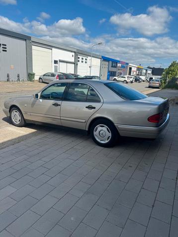 Mercedes E200 Elegance 1998 en très bon état., Autos, Achat, Electronic Stability Program (ESP), Carnet d'entretien, 5 portes