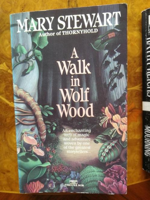 Mary STEWART - a Walk in Wolf Wood - engels, Boeken, Taal | Engels, Zo goed als nieuw, Fictie, Ophalen of Verzenden