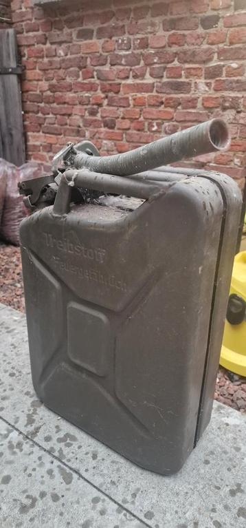 Oude metalen jerrycan 20l inclusief petroleum  beschikbaar voor biedingen