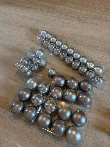 Kerstballen versiering grijs (mix klein & groot) beschikbaar voor biedingen