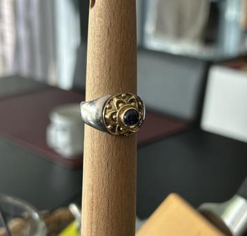 Mooie zilveren/ gouden ring met saffier beschikbaar voor biedingen