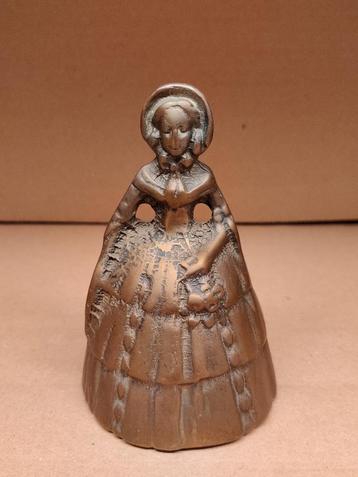Antieke bronzen tafelbel in de vorm van een dame met hoepelr
