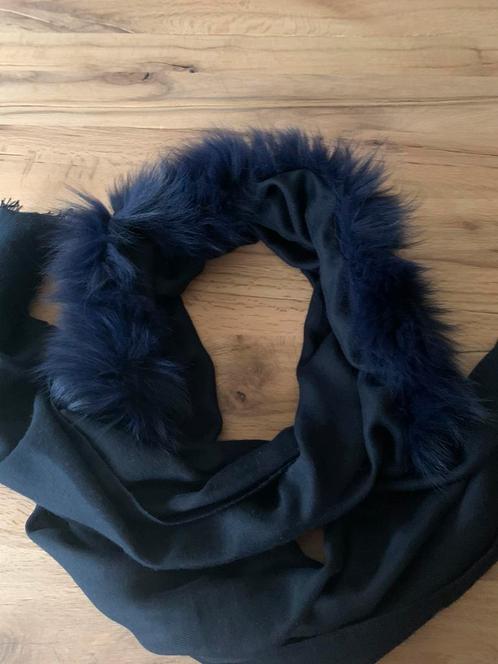 Donkerblauwe sjaal met stukje nepbont, Vêtements | Femmes, Bonnets, Écharpes & Gants, Comme neuf, Écharpe, Enlèvement ou Envoi