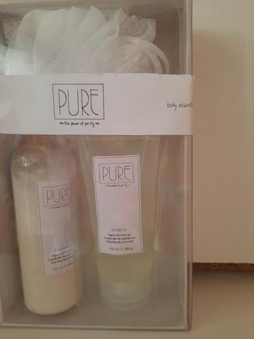 nieuwe giftset "body kit Pure" showergel 150ml, body lotion.
