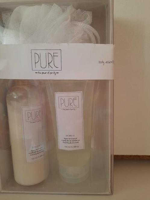 nieuwe giftset "body kit Pure" showergel 150ml, body lotion., Bijoux, Sacs & Beauté, Beauté | Soins du corps, Neuf, Enlèvement ou Envoi