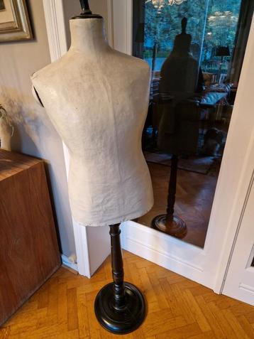 MANNEQUIN ANCIEN sur socle en bois disponible aux enchères