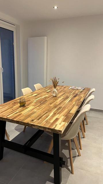 Table a manger beschikbaar voor biedingen