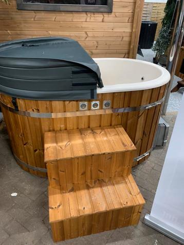 Demo model hottub: hottub 2 persoons / interne kachel deluxe beschikbaar voor biedingen