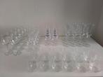 Glazen 50 stuks , bierglazen , wijnglazen  ( zie foto’s !! ), Maison & Meubles, Cuisine | Vaisselle, Comme neuf, Uni, Enlèvement