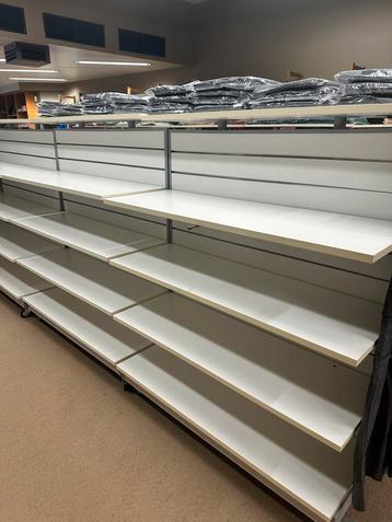 Winkelrekken met schappen op wielen beschikbaar voor biedingen