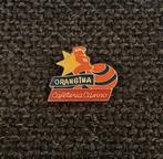 PIN - ORANGINA - CAFÉTÉRIA CASINO - LIMONADE - LEMONADE, Verzamelen, Verzenden, Gebruikt, Merk, Speldje of Pin