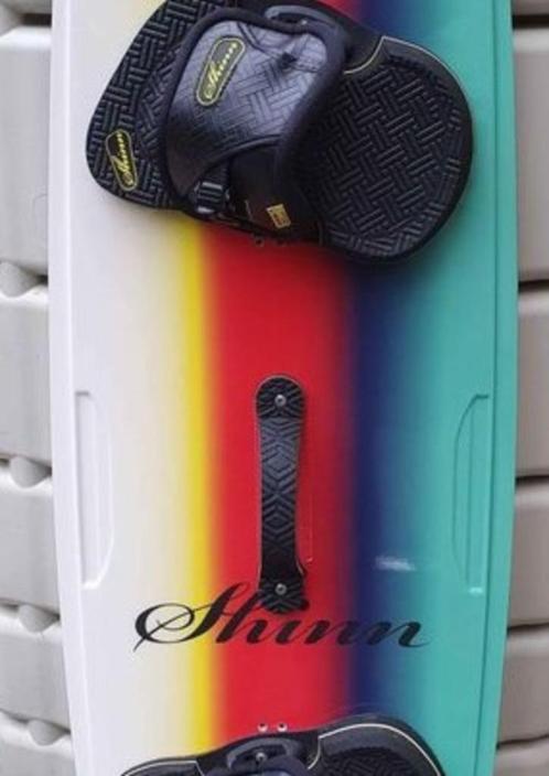 Twintip Shinn Ronson Chromatic 141, Sports nautiques & Bateaux, Kitesurf, Comme neuf, Planche de kite, Double astuce, Enlèvement ou Envoi