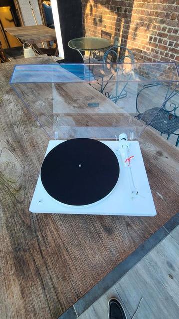 PRO-JECT DEBUT PRO WHITE neuve avec leger défaut  finition disponible aux enchères