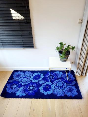 Vintage tapijt, Desso, blauw met decor bloemen, design jaren beschikbaar voor biedingen