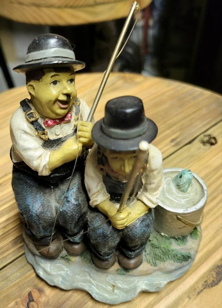 Beeld Laurel & Hardy als vissers, Verzamelen, Beelden en Beeldjes, Zo goed als nieuw, Ophalen of Verzenden