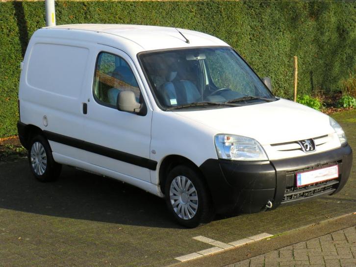 Peugeot Partner LV 1,9 Diesel Bouwj 2005 met 97.700 Km, Auto's, Peugeot, Particulier, Partner, Parkeersensor, Radio, Trekhaak