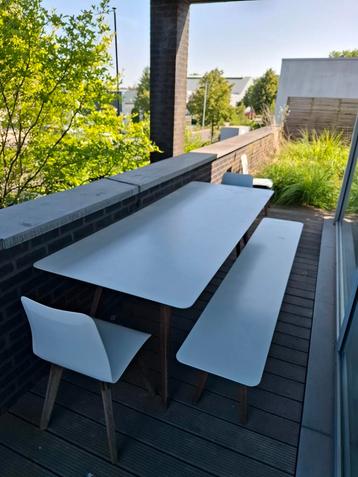 VITEO "SLIM" tafel, bank, 3 bijhorende stoelen en kussenset beschikbaar voor biedingen