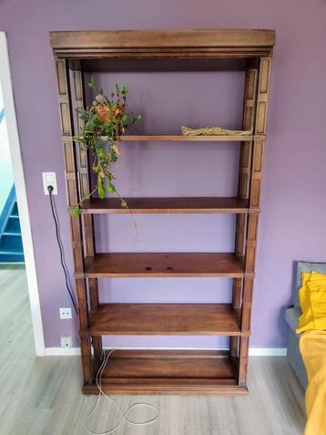 Prachtige warme open boekenkast van hout beschikbaar voor biedingen