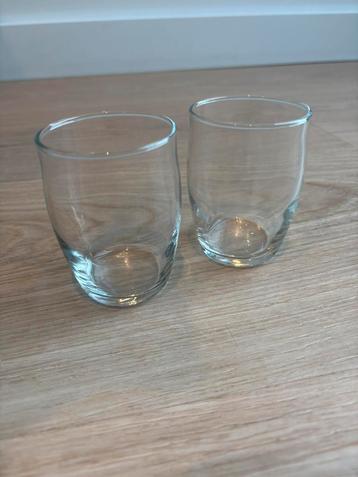 2 kleine glaasjes beschikbaar voor biedingen