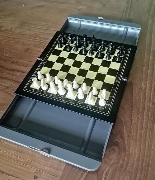 Schaakbord en stukken magnetische reisuitvoering als doosje., Hobby & Loisirs créatifs, Jeux de société | Jeux de plateau, Enlèvement ou Envoi