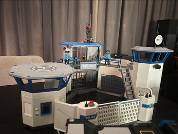 Playmobil - Politiekantoor, 2 politiewagens, boot en varia beschikbaar voor biedingen