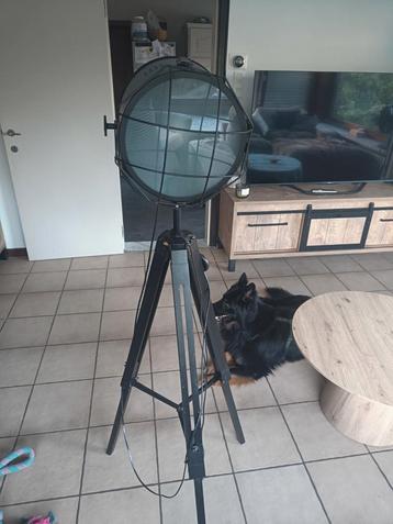 Zwarte industriële staanlamp beschikbaar voor biedingen