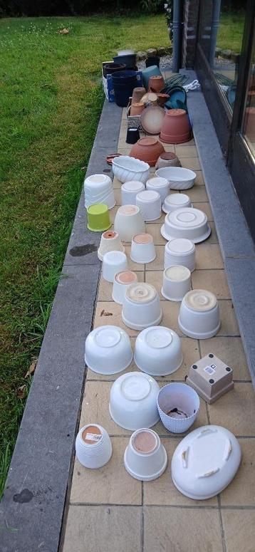 pots en faience blanche beschikbaar voor biedingen