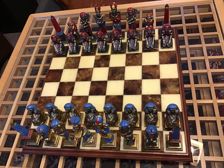 Klasse schaakspel marmeren bord en metalen schaakstukken., Hobby en Vrije tijd, Gezelschapsspellen | Bordspellen, Zo goed als nieuw