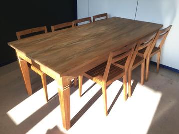 Teak tafel voor 8 à 10 personen (zonder stoelen) beschikbaar voor biedingen