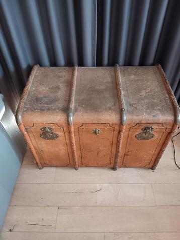 Oude hutkoffer 1930 beschikbaar voor biedingen