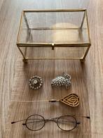 Glazen vitrine met oude spelden en bril, Enlèvement ou Envoi