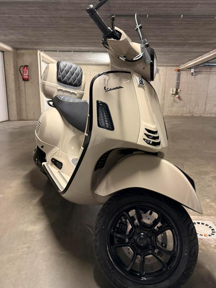 2025 vespa GTS 310cc nieuwstaat! 600km CUSTOM, Fietsen en Brommers, Scooters | Vespa, Zo goed als nieuw, Vespa S, Benzine, Ophalen