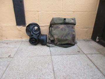 Masque anti-gaz et sac à dos militaire