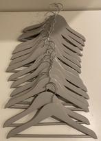 Houten kleerhangers kindermaat (grijs, roze, hout), Kinderen en Baby's, Kinderkleding | Overige, Ophalen of Verzenden, Zo goed als nieuw