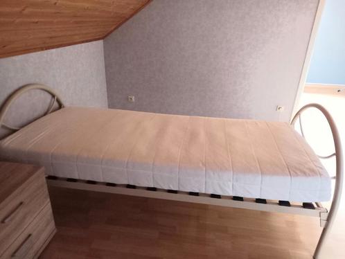 1persoon bed in metaal compleet met latte bodem en matras., Huis en Inrichting, Slaapkamer | Bedden, Zo goed als nieuw, Metaal